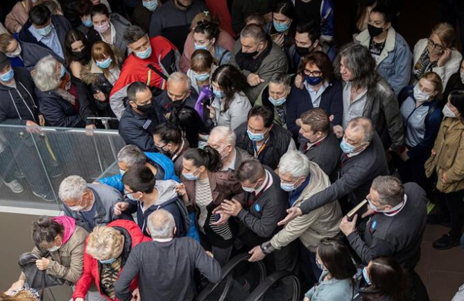 'Aşı olana 250 TL' kampanyasını duyan Sırplar izdiham çıkardı! - Resim: 2