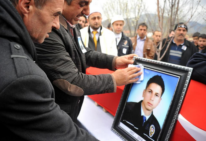 Şehit polis son yolculuğuna uğurlandı - Resim: 4