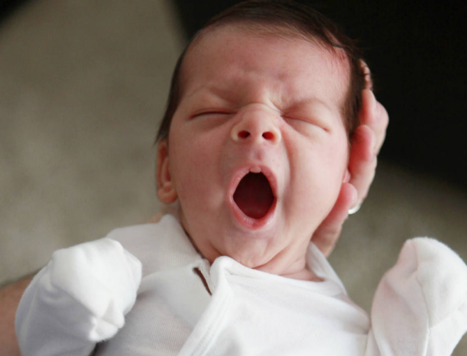 Bebeğinize sakın bunu yapmayın! Kundaklamak ve kucağa almak... - Resim: 2