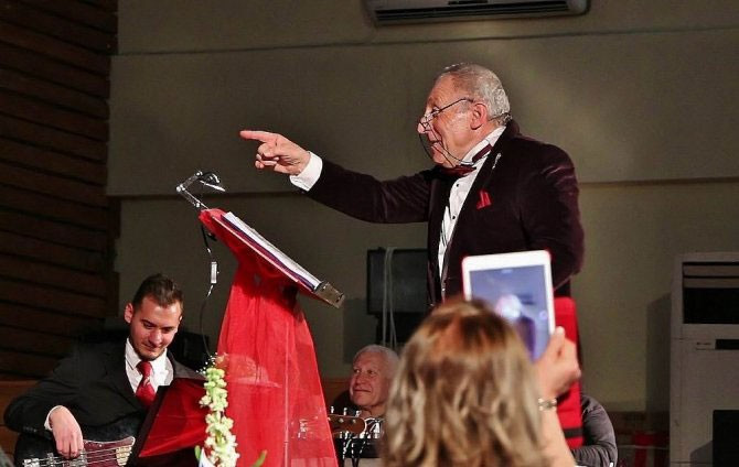  Şef yönettiği koroyu bırakıp göbek atmaya başladı! - Resim: 1