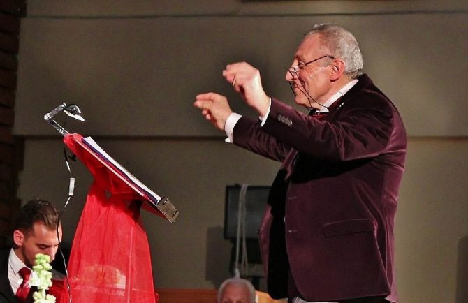  Şef yönettiği koroyu bırakıp göbek atmaya başladı! - Resim: 2