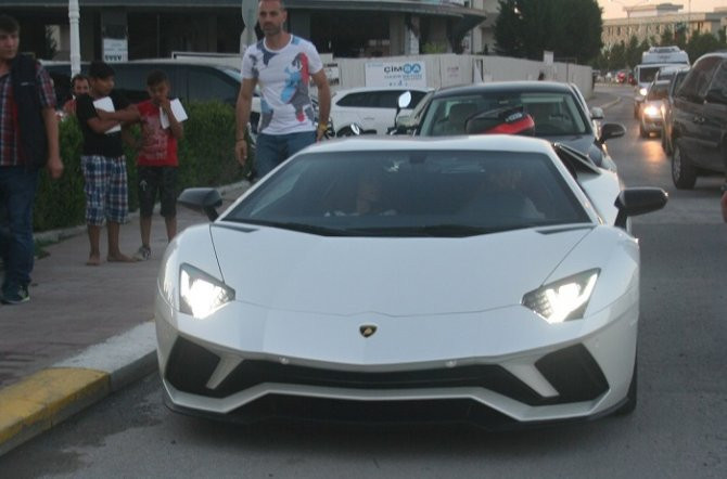 Kenan Sofuoğlu Hollandalı eşiyle nasıl tanıştı? Kaç motorsikleti kaç arabası var? - Resim: 4