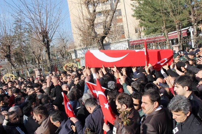  Şehit polisin kızının feryatları yürek dağladı - Resim: 1