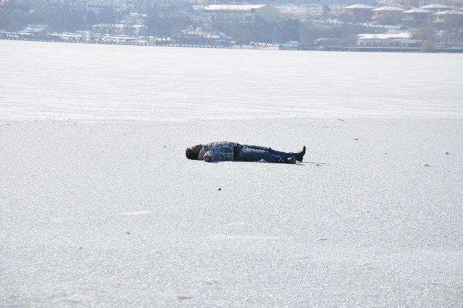 Buz tutan gölde kardeşini böyle buldu - Resim: 3