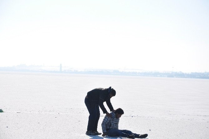 Buz tutan gölde kardeşini böyle buldu - Resim: 4