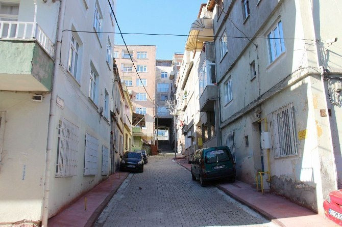 5 katlı binanın altından sokak geçiyor  - Resim: 1