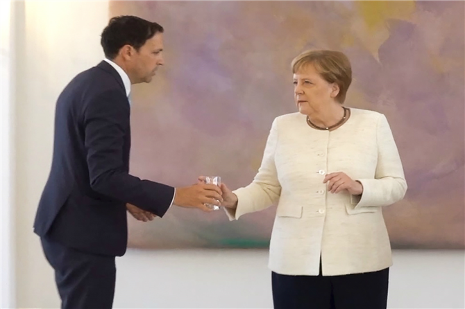 Merkel neden titreme nöbeti geçiriyor? Uzmanlar neler söyledi? - Resim: 2