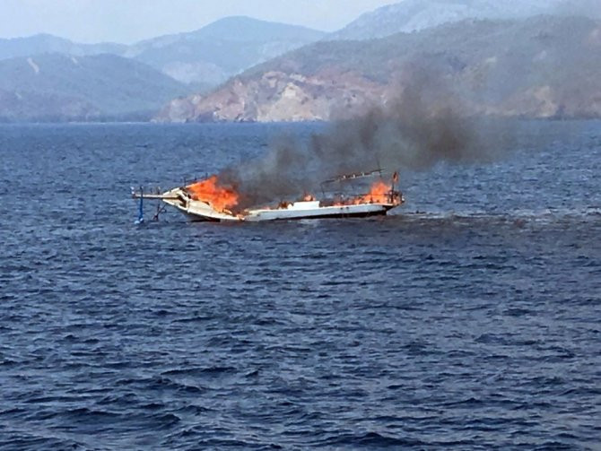 Yalova açıklarında tekne alev alev yandı - Resim: 4