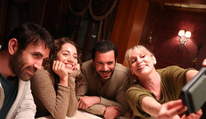 Galaya anne ve babasıyla katıldı! Farah Zeynep Abdullah babasının kopyası çıktı - Resim: 2