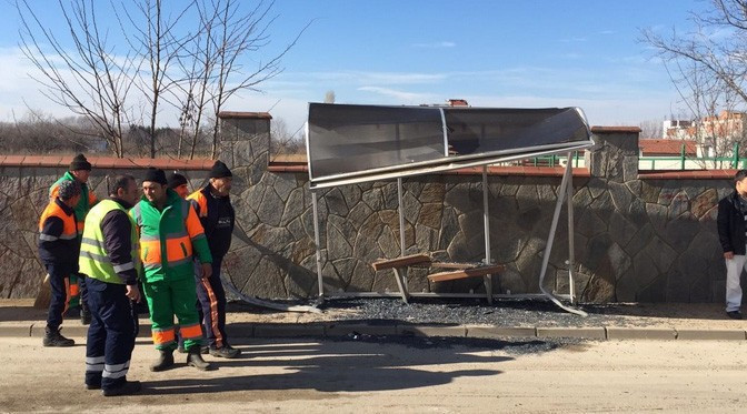 Otomobil durağa daldı ölü ve yaralılar var - Resim: 3