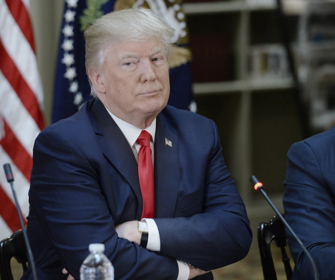 Orta parmaklı protesto! Trump neye uğradığını şaşırdı - Resim: 2