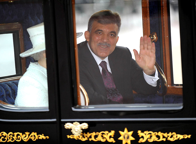 Abdullah Gül krallar gibi karşılandı! - Resim: 1