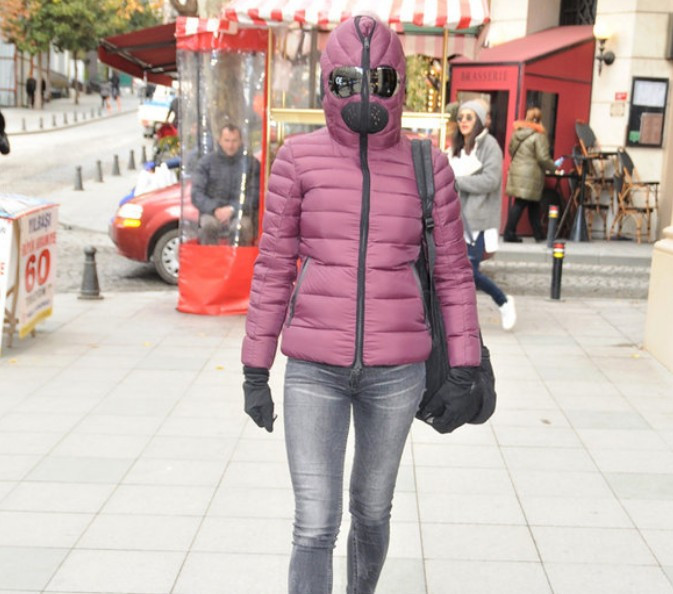 Ünlü oyuncuya bakan bir daha baktı sokağa böyle çıktı - Resim: 1