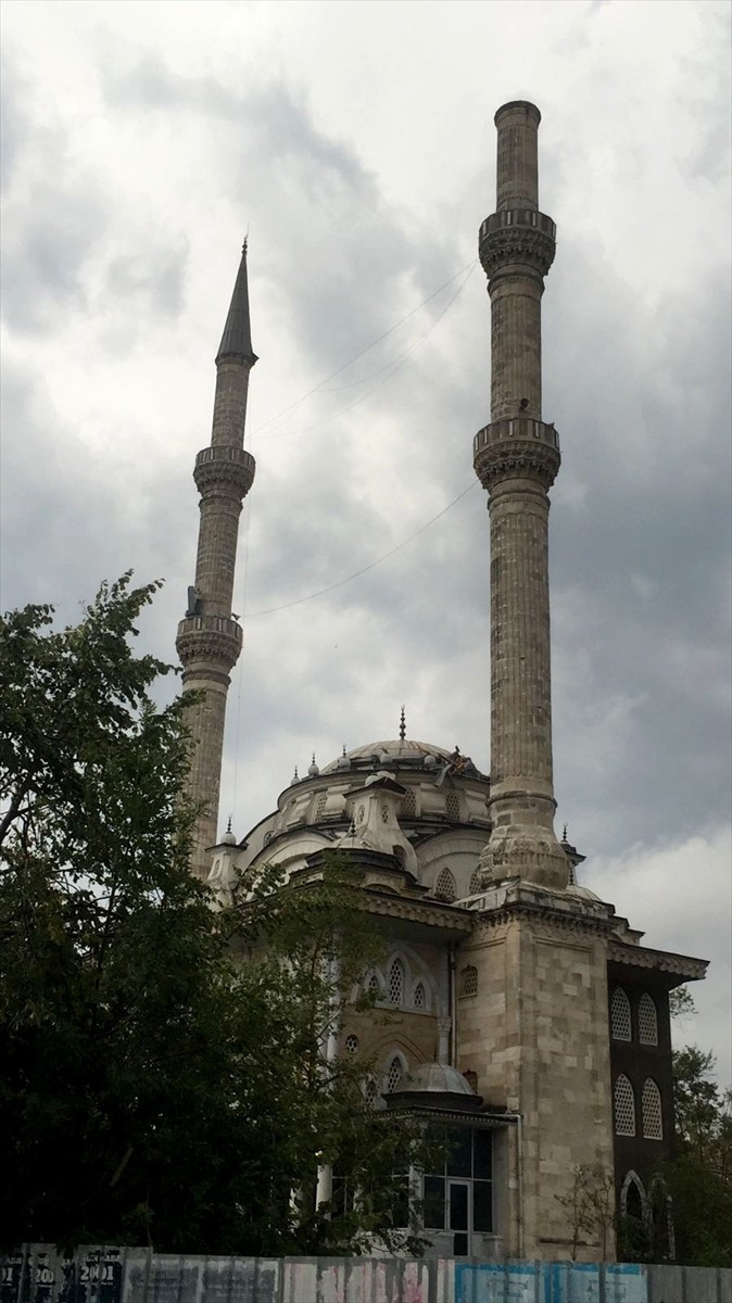 Fırtına camilerin minarelerini yıktı - Resim: 1