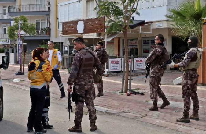 Sinir krizi geçiren genci Özel Harekat Polisi böyle ikna etti - Resim: 2