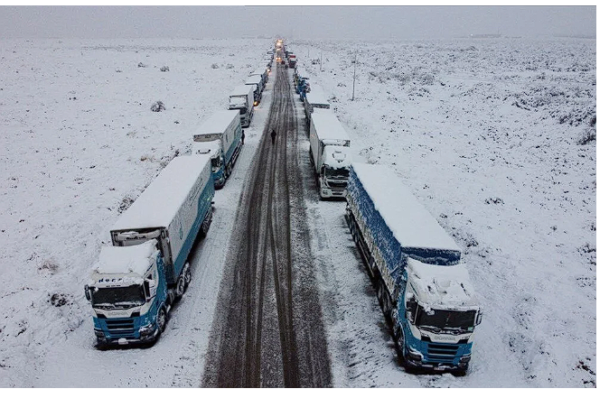 Avrupa yanarken gelen fotoğraflara bakın binlerce araç kar fırtınası esaretinde - Resim: 2