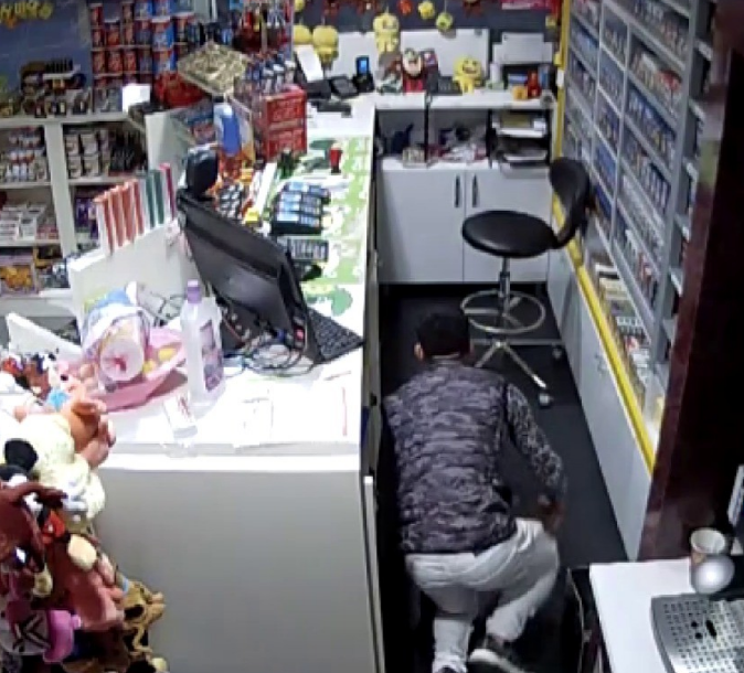 Emekleyerek çaldığı paralarla, tuvalet penceresinden kaçtı - Resim: 3