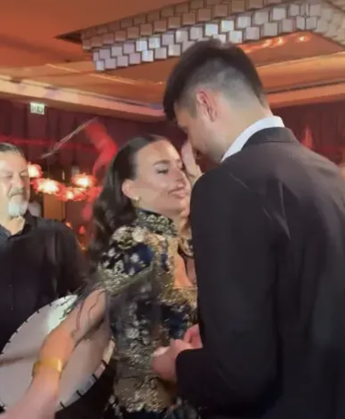 Ersin Destanoğlu evlendi! Düğüne gelinin gelinliği damga vurdu - Resim: 12