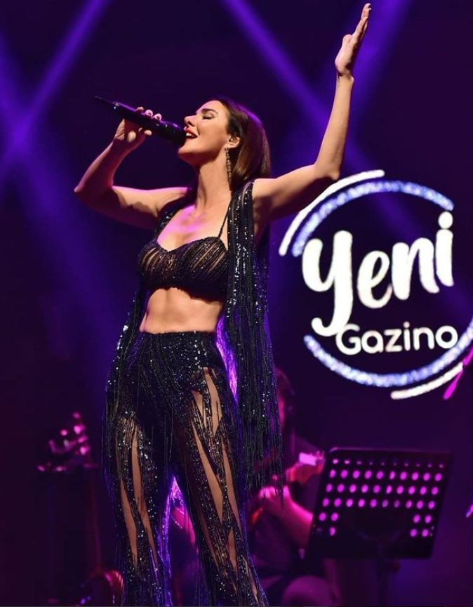 Defne Samyeli'nin sütyenli sahne kostümüne Tuğba Ekinci'den olay yorum - Resim: 3