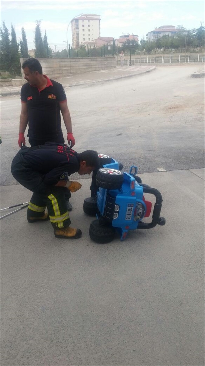 Yılan oyuncak arabanın içine girince... - Resim: 1