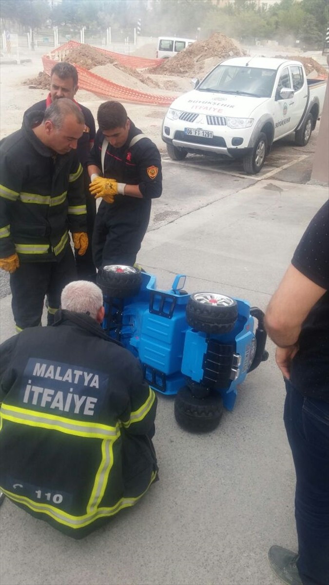 Yılan oyuncak arabanın içine girince... - Resim: 2