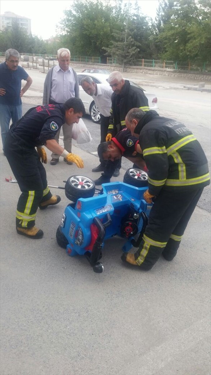 Yılan oyuncak arabanın içine girince... - Resim: 3