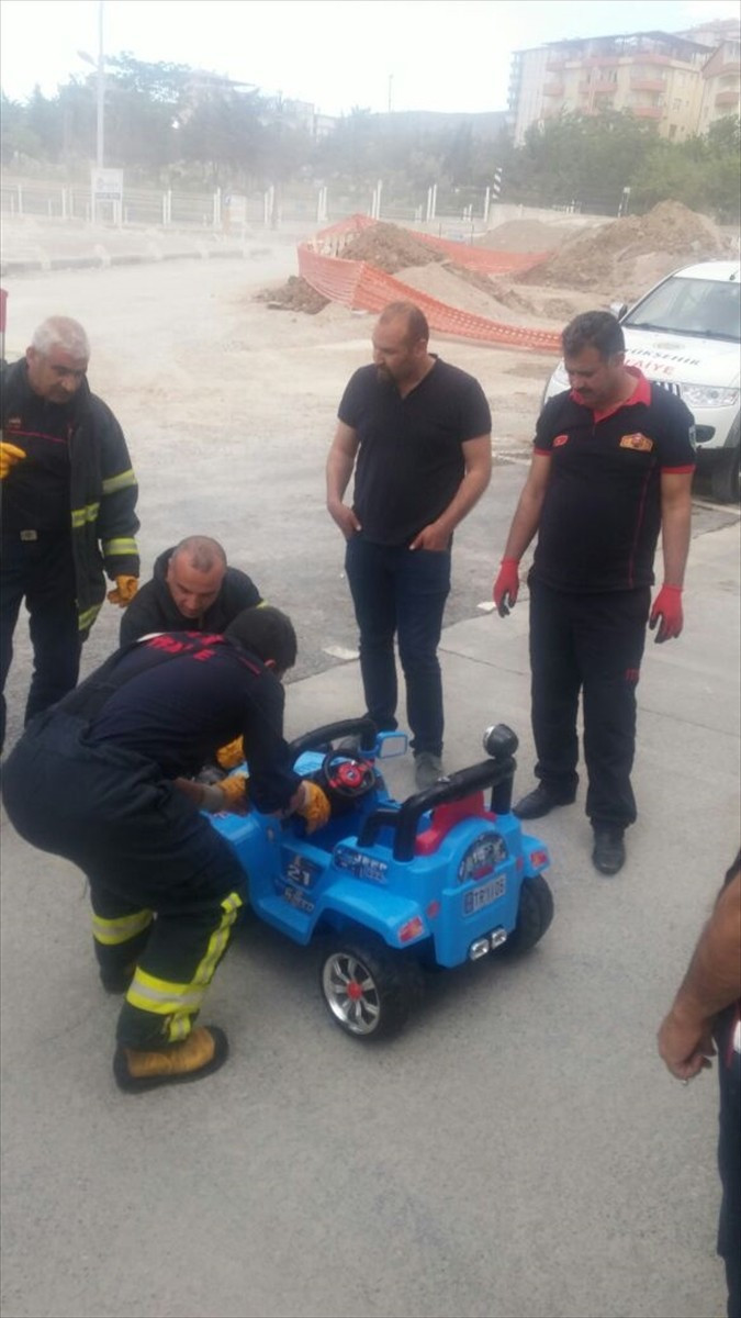 Yılan oyuncak arabanın içine girince... - Resim: 4