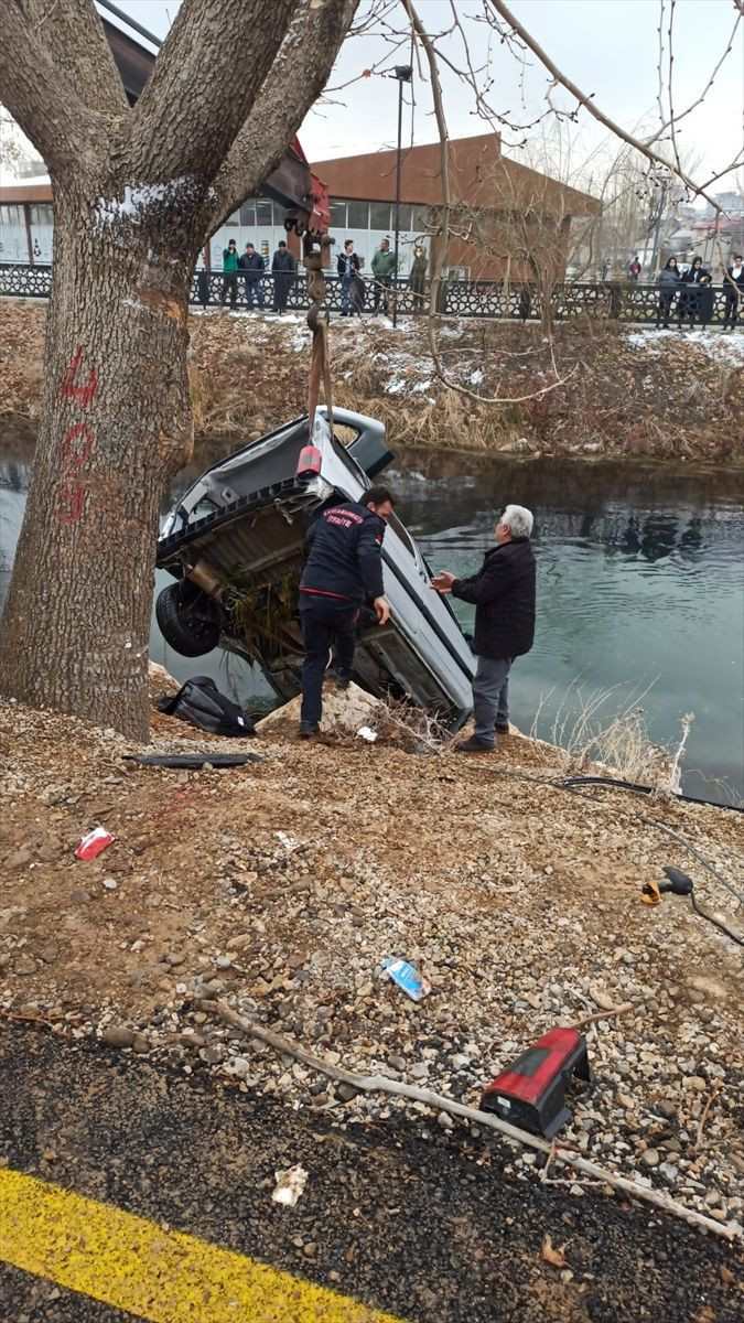 Feci kaza!  Otomobil nehre düştü ölü ve yaralılar var - Resim: 2