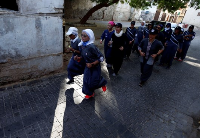 Tarihi kare! Şalvarlarını giyip sokağa çıktılar - Resim: 3
