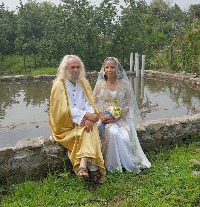 Hasan Mezarcı düğünü olay! Kendini İsa sanıyor karısı da... - Resim: 2