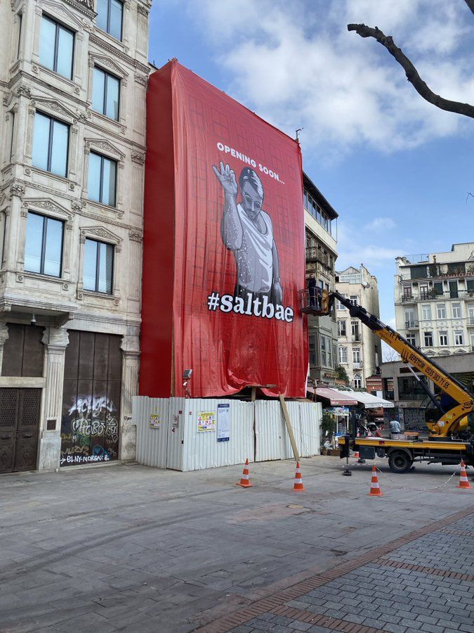 Nusret Gökçe Galata Meydanı'na astırdı İBB harekete geçti işlem başlatıldı - Resim: 3