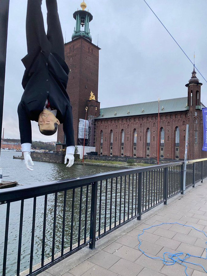 İsveç'in göbeğinde Cumhurbaşkanı Erdoğan'ın maketini astılar! NATO dilenen ülkede PKK at koşturuyor - Resim: 2