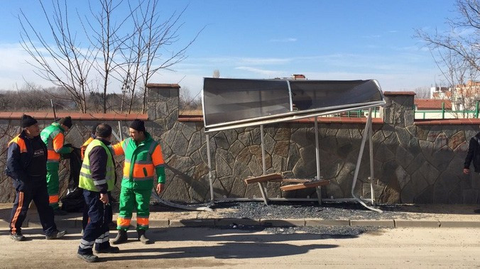 Otomobil durağa daldı ölü ve yaralılar var - Resim: 2
