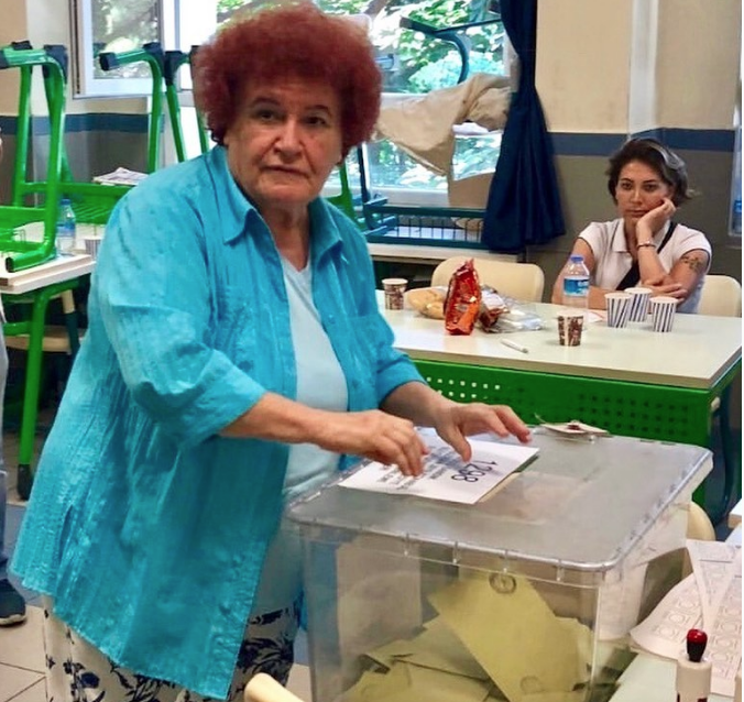 Selda Bağcan metroda görüntülendi Ebru Polat'ın yorumu alay konusu oldu - Resim: 1