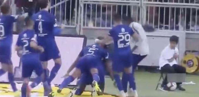 Bafetimbi Gomis'in gol sevinci, top toplayıcı çocuğu korkuttu - Resim: 2