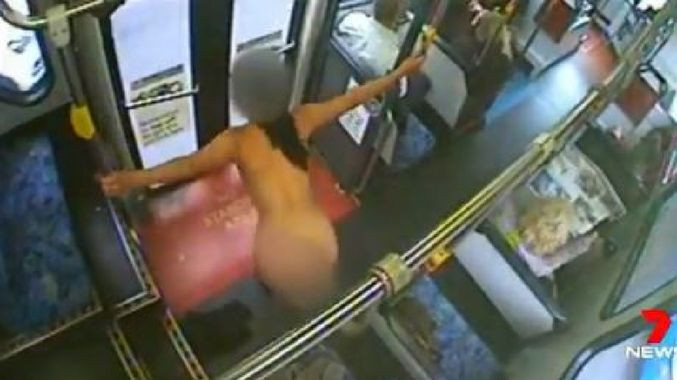 Halk otobüsünde şoke eden anlar! Çırılçıplak soyunan akdın... - Resim: 2