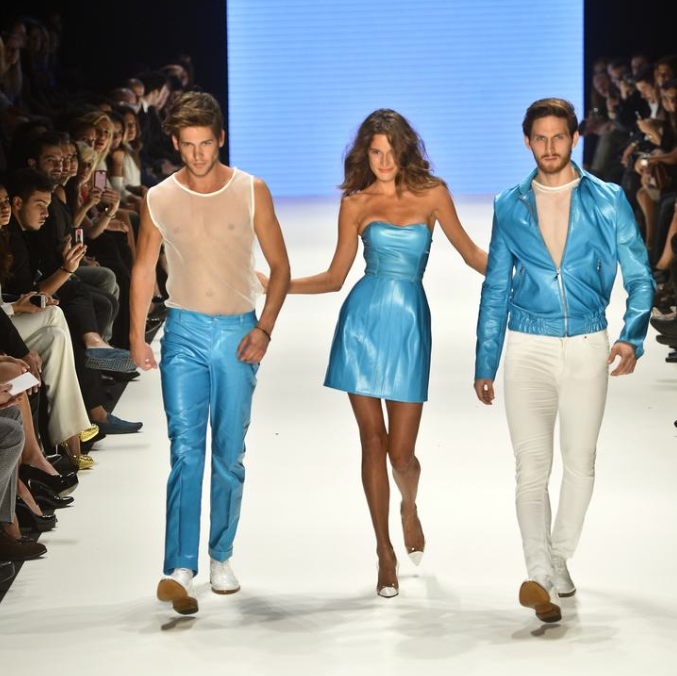 Çağla Şikel podyumda yere kapaklandı - Resim: 3