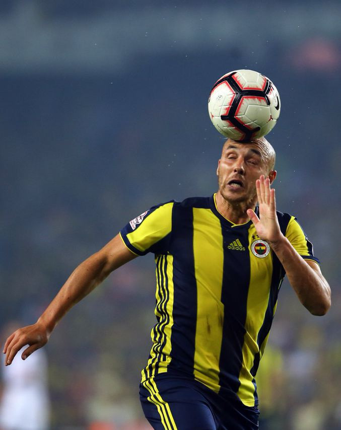 Fenerbahçeliler birbirine girdi: 'Kadro dışı yetmez hemen gönderin' - Resim: 2