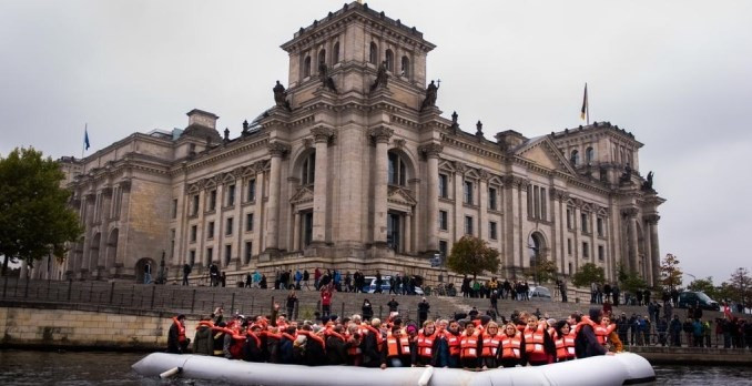 Göçmen teknesinde vekillerin 'empati' turu - Resim: 1