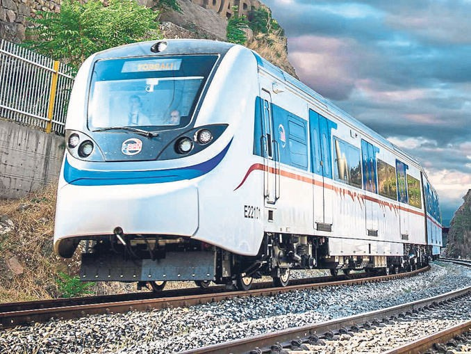 İZBAN vagonuna lokomotif çarptı - Resim: 1