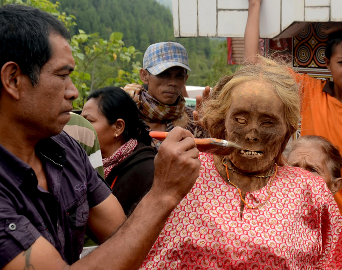 Ölülerin üstlerini değiştiriyorlar - Resim: 2