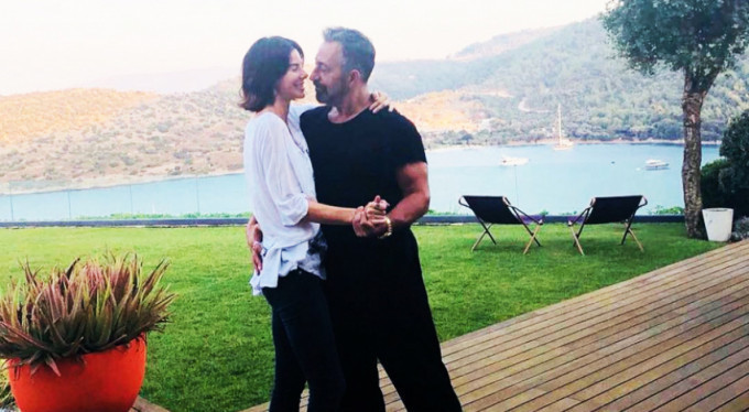 Cem Yılmaz'ın paylaşımındaki çıplak kadın kim? Sır çözüldü... - Resim: 1