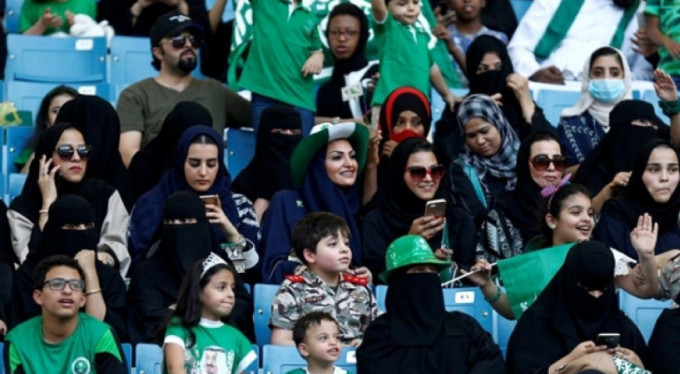 "Kadınlar maça erkek refakatçiyle girebilir" kararı ortalığı karıştırdı - Resim: 2