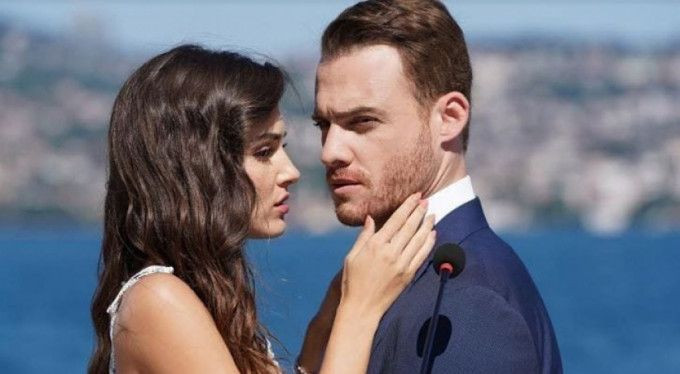 Sen Çal Kapımı dizisinde Hande Erçel ve Kerem Bürsin'in öpüşme videosu olay yarattı - Resim: 1