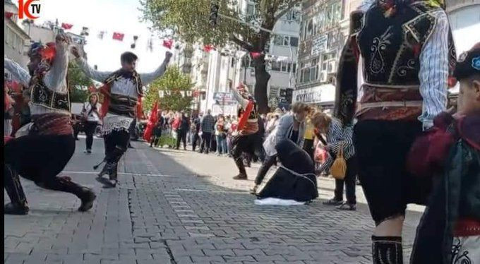 Balıkesir'de kurtuluş töreninde skandal görüntüler! Kadına çarşaf giydirip zincire vurdular - Resim: 4