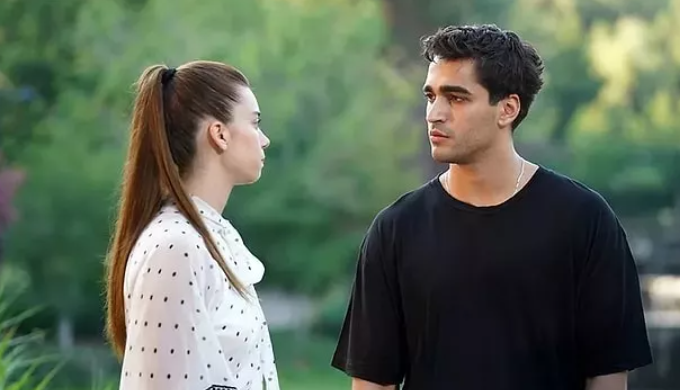 Yalı Çapkını'nda yatak sahnesi gündem oldu! Seyran ve Ferit'in 'ilk gece'si: Nasıl öptü bacaklarını - Resim: 1