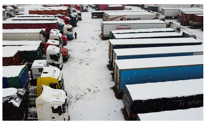 Avrupa yanarken gelen fotoğraflara bakın binlerce araç kar fırtınası esaretinde - Resim: 1