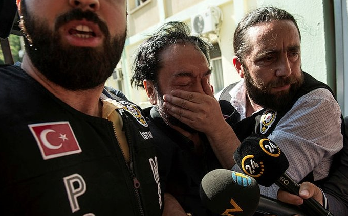 Adnan Oktar'ın yanındaki o ünlüler sizi şoke edecek! - Resim: 1