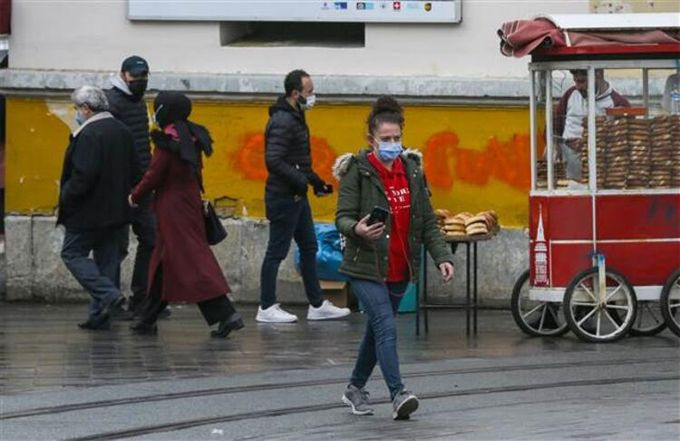 Taksim'de koronavirüs yasakları hiçe sayıldı - Resim: 1