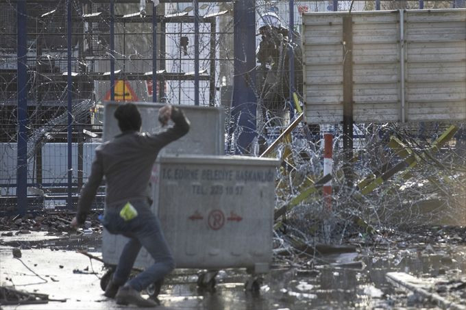 Yunanistan sığınmacılara öldürmek için ateş açıyor - Resim: 3